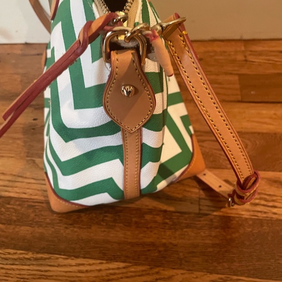 Dooney & Bourke Chevron print handbag - Picture 2 of 10